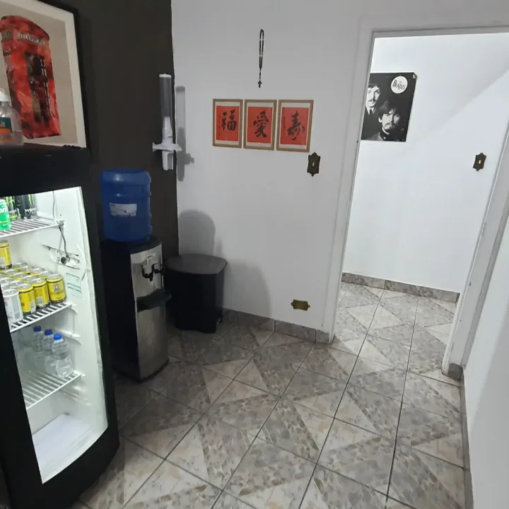 Geladeira com bebidas à venda na recepção