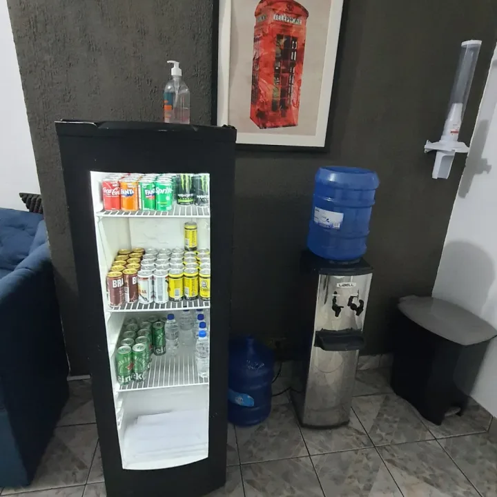 Geladeira de bebidas e bebedouro na recepção