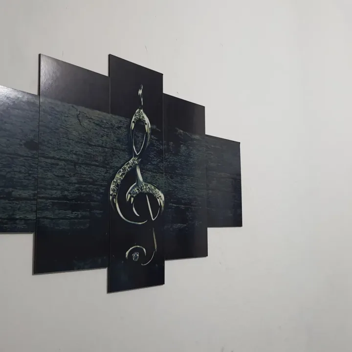 Quadro com clave de sol na parede da recepção