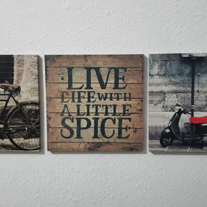 Quadros decorativos na parede da recepção
