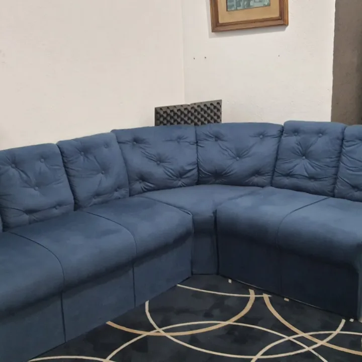 Sofá grande da recepção do estúdio