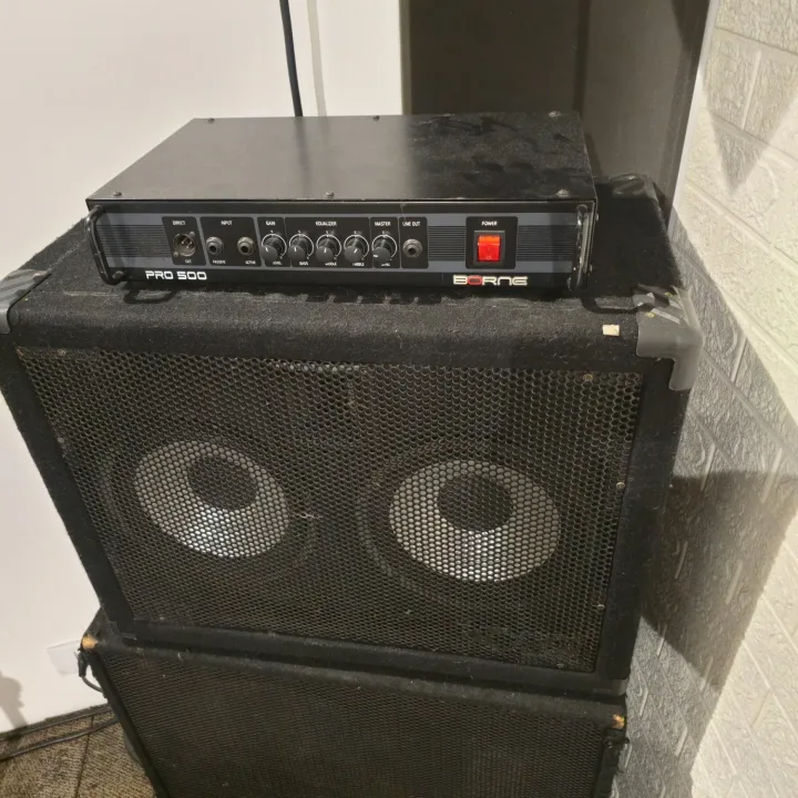 Amplificador de baixo na Sala 1