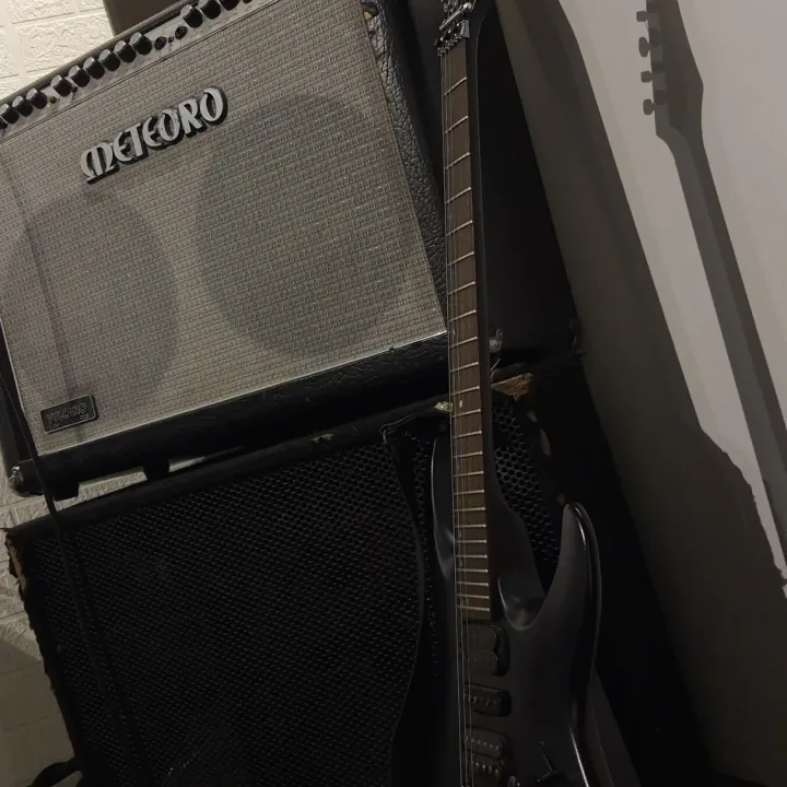 Amplificador Meteoro com guitarra na Sala 1