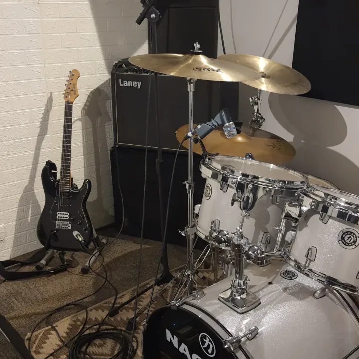 Bateria e pratos montados na Sala 1