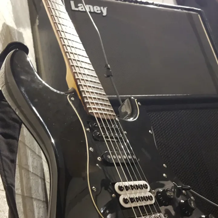 Guitarra encostada no amplificador Laney na Sala 1