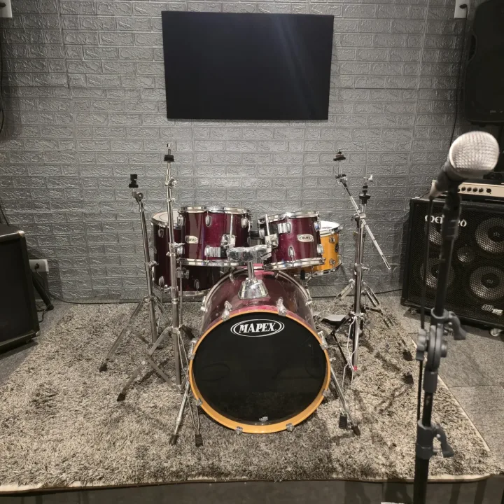 Bateria Mapex vermelha sobre tapete na Sala 2