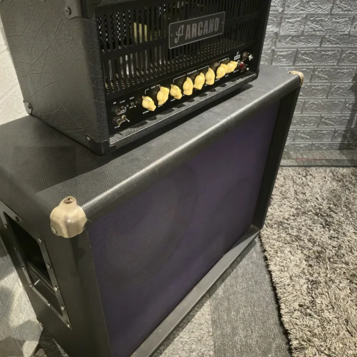 Cabeçote e caixa de guitarra na Sala 2
