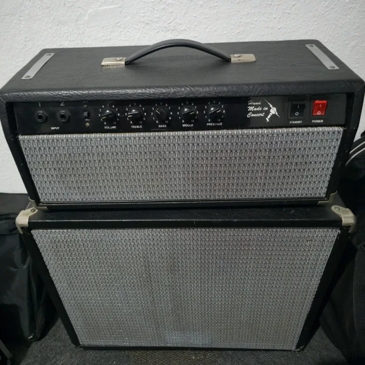 Amplificador de guitarra estilo vintage na sala técnica