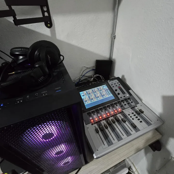 Computador de gravação e mesa digital na sala técnica