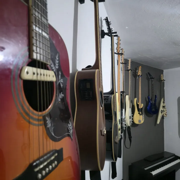 Violões e guitarras pendurados na sala técnica
